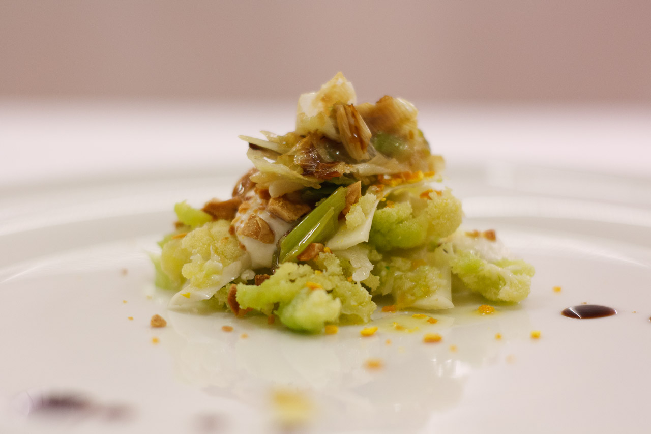 Crudo di cavolfiore con burratina fumè, sponsale al forno, mandorle e gel di aceto balsamico di Giacinto fanelli, Puglia