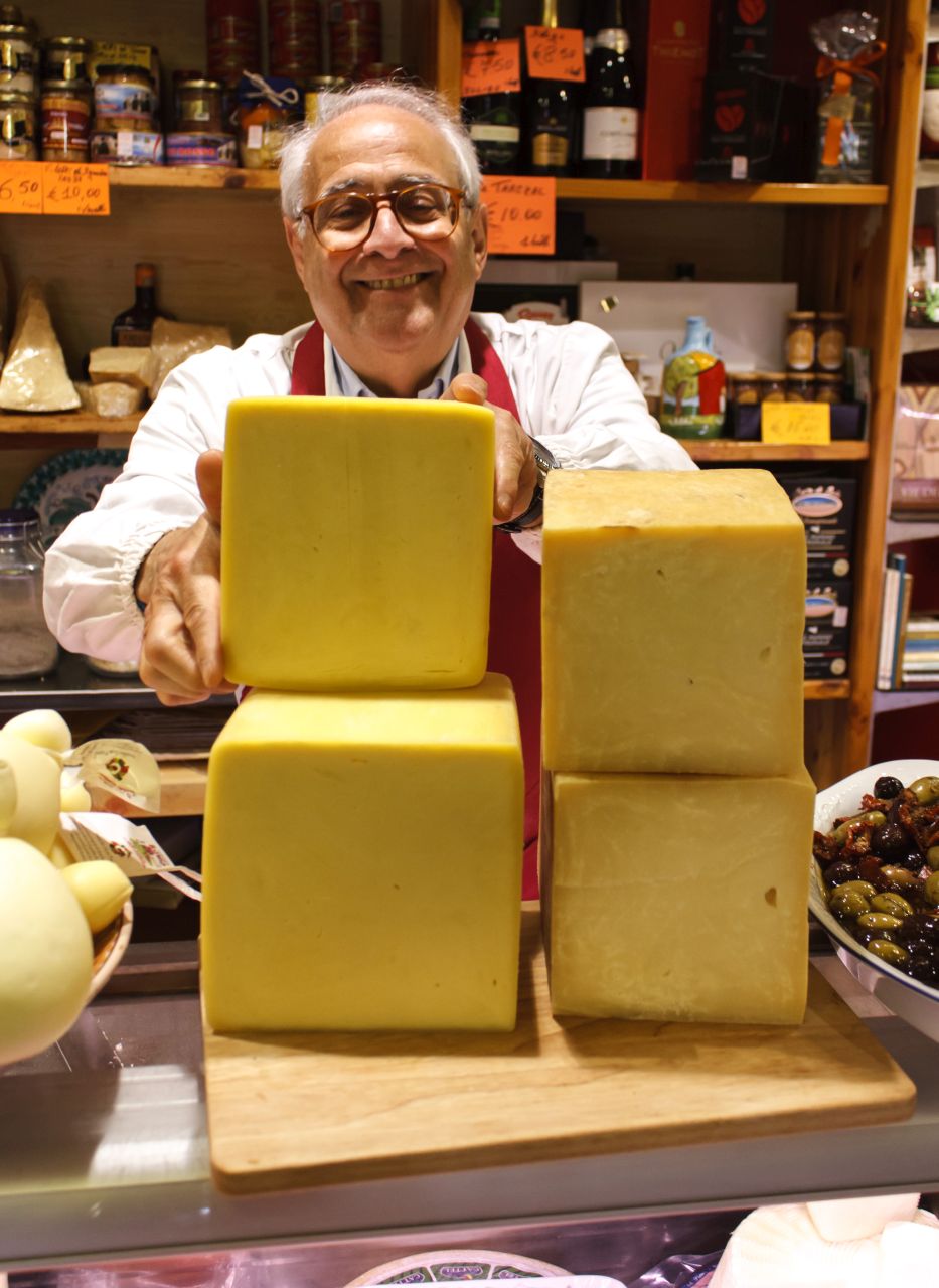 Gino Armetta e il caciocavallo di vacca cinisara